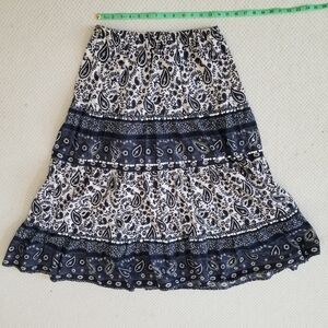 NWOT Coupe Skirt. Foulard and paisley print Full Skirt. Size S